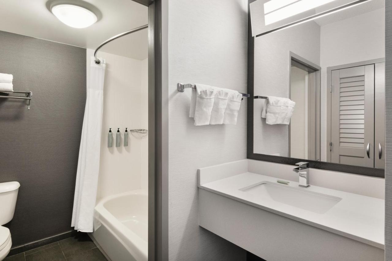 Courtyard By Marriott Burlington Hotel Exterior photo