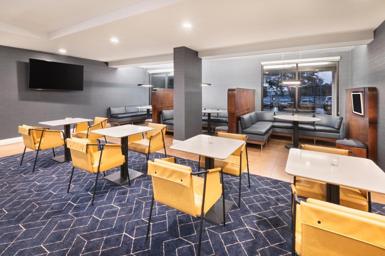Courtyard By Marriott Burlington Hotel Exterior photo