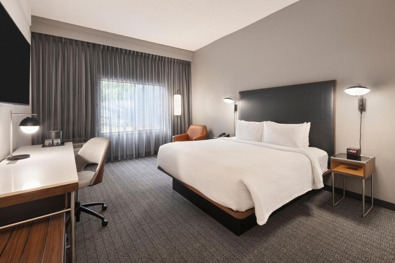 Courtyard By Marriott Burlington Hotel Exterior photo