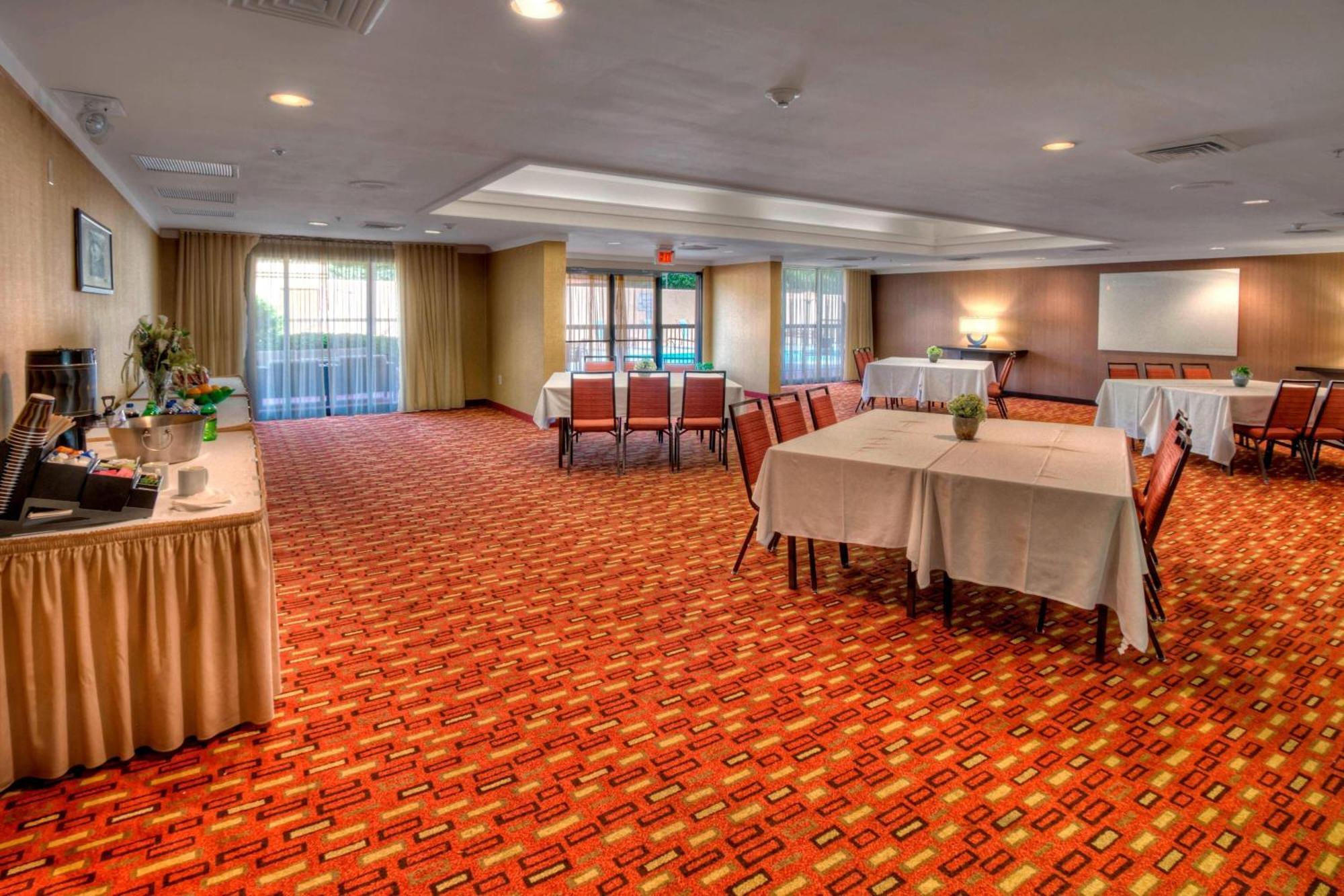 Courtyard By Marriott Burlington Hotel Exterior photo
