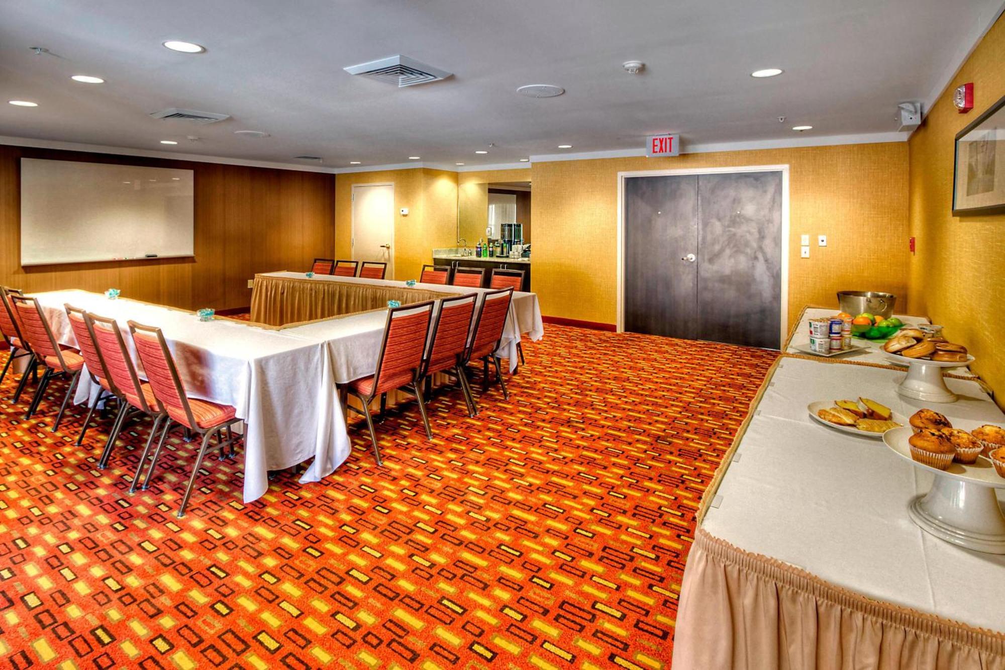 Courtyard By Marriott Burlington Hotel Exterior photo