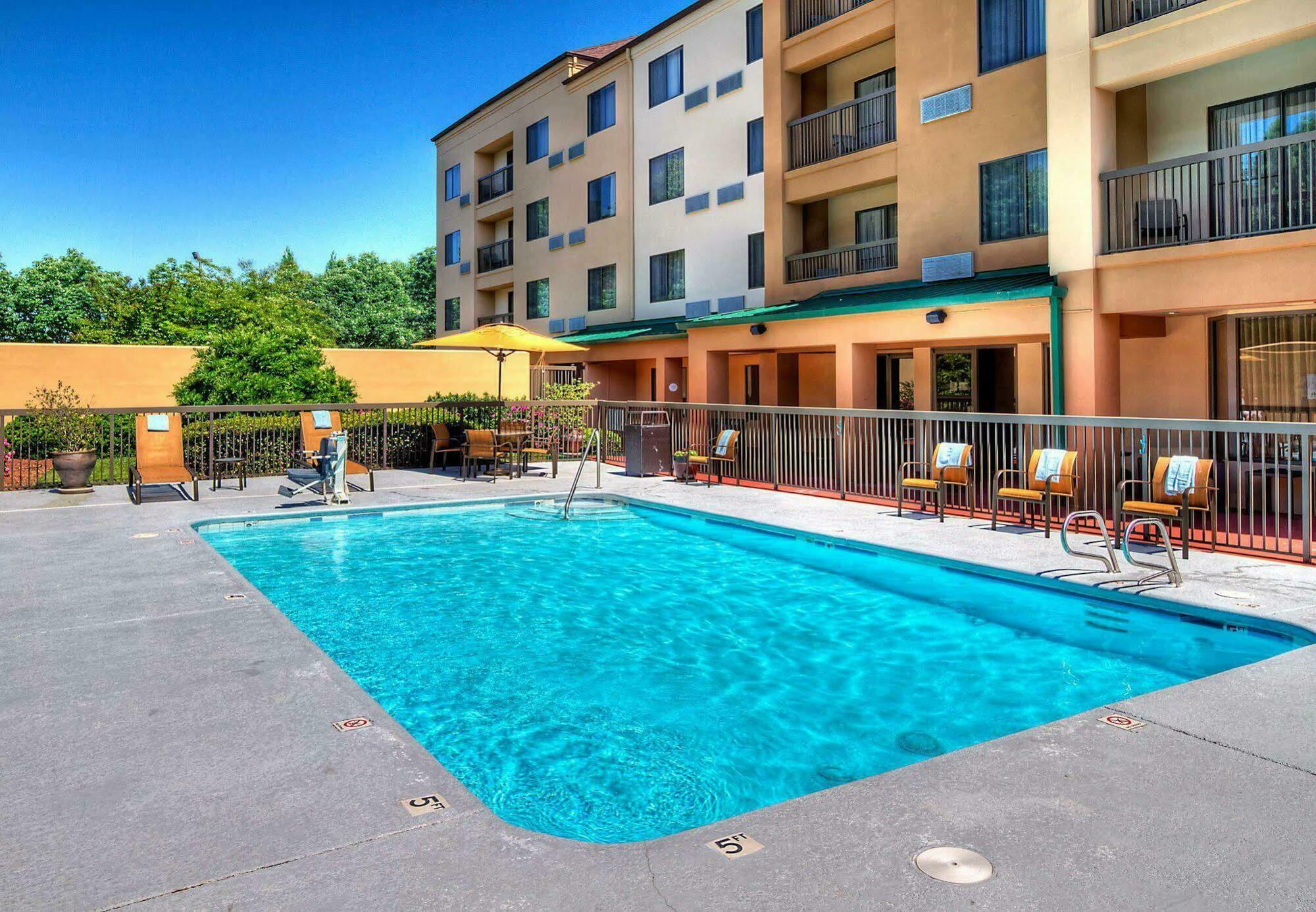 Courtyard By Marriott Burlington Hotel Exterior photo